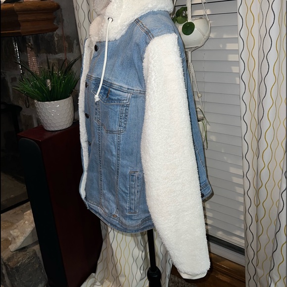 NWOT Maurice’s Denim and White Soft Teddy Sleeves Denim Jacket. Size 1x 🤍 - Picture 6 of 10
